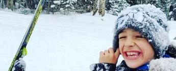 Jeune garçon s'amusant dans la neige en ski de fond, Centre de plein air Mont-Laurier, Laurentides