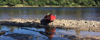 Canot sur la rive de la rivière Rouge, Plein Air Haute-Rouge, Laurentides