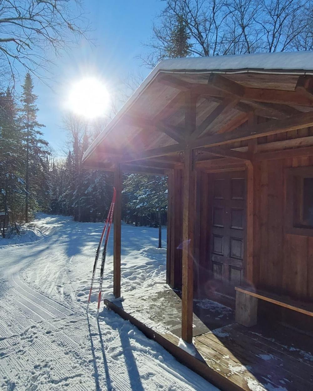 Chalet chauffé en hiver pour le ski de fond, Centre de plein air Mont-Laurier, Laurentides