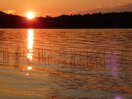 Coucher de soleil sur le lac dans la municipalité d'Amherst, Laurentides