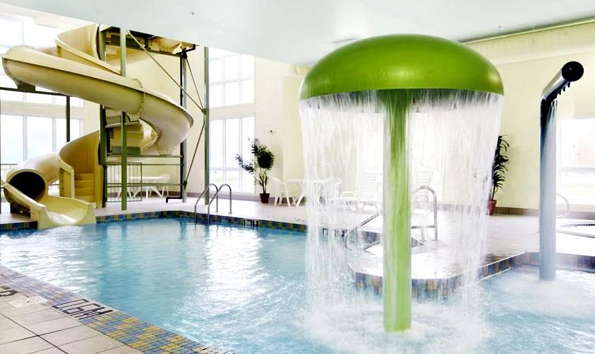 Super 8 St-Jérôme piscine intérieur avec glissade et jeu d'eau