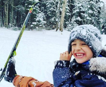 Jeune garçon s'amusant dans la neige en ski de fond, Centre de plein air Mont-Laurier, Laurentides